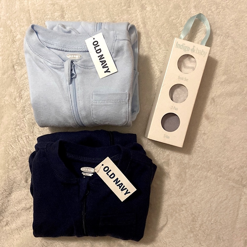 NEW OLD NAVY 2 Baby’s Bodysuits + 3 pair of socks